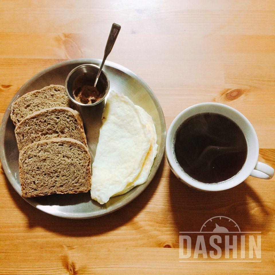 아침 :: 호밀빵,흰자프라이,커피