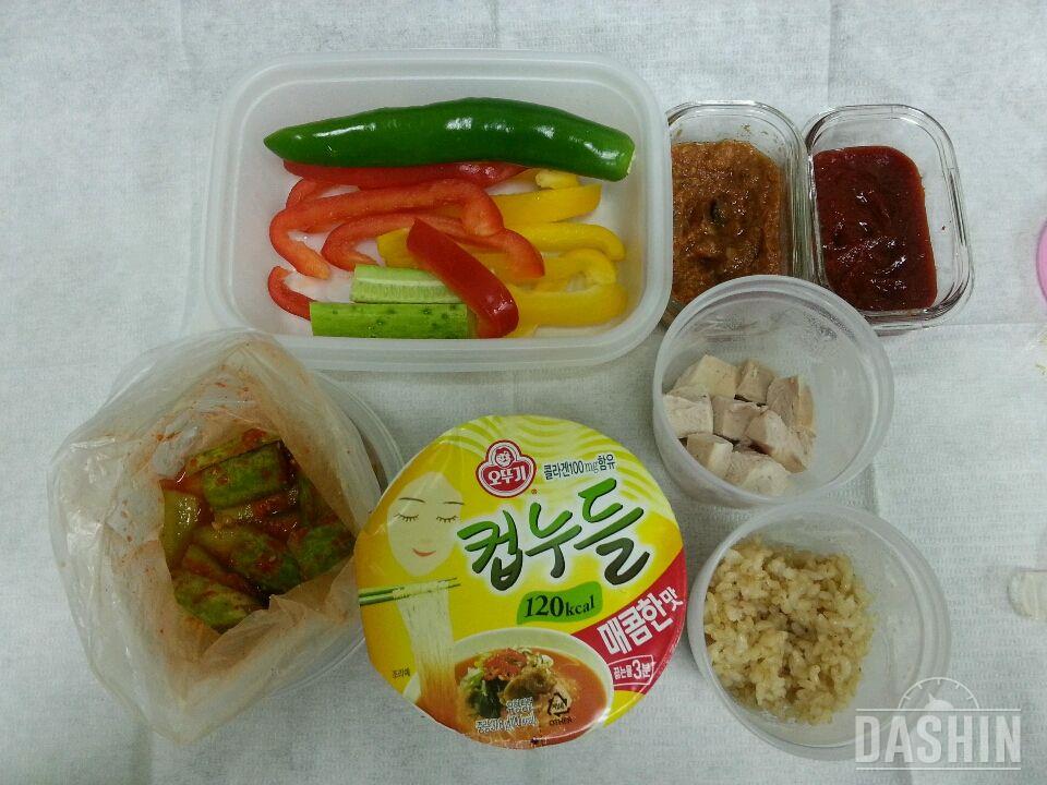 ㅎㅎ 특별식 컵누들 맛나요^^