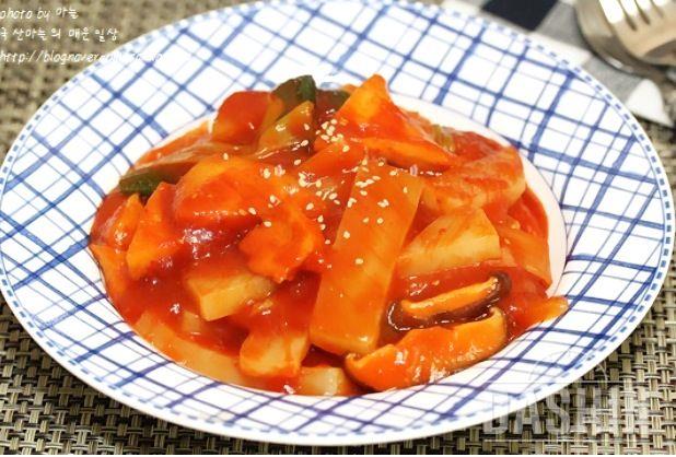 떡볶이&라볶이에 군만두를 콕 찍어