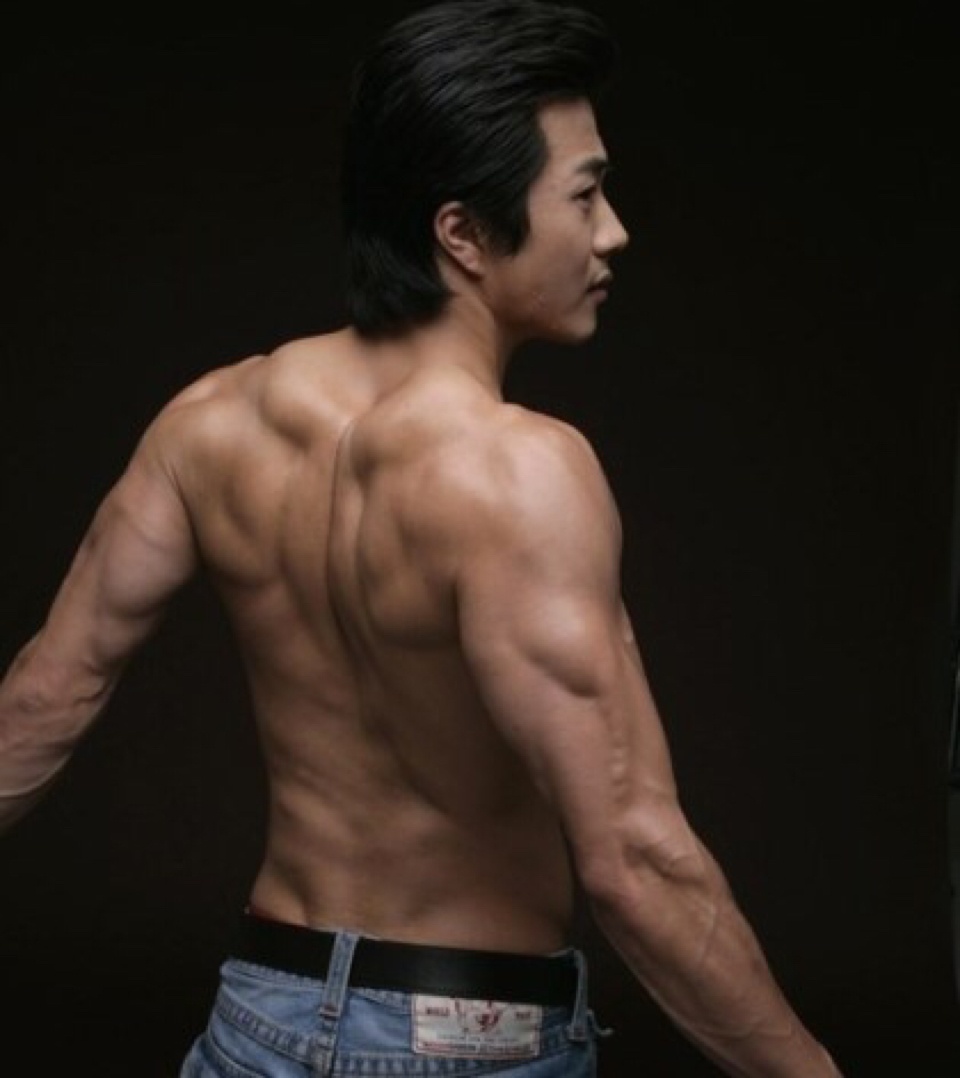남자는 등...