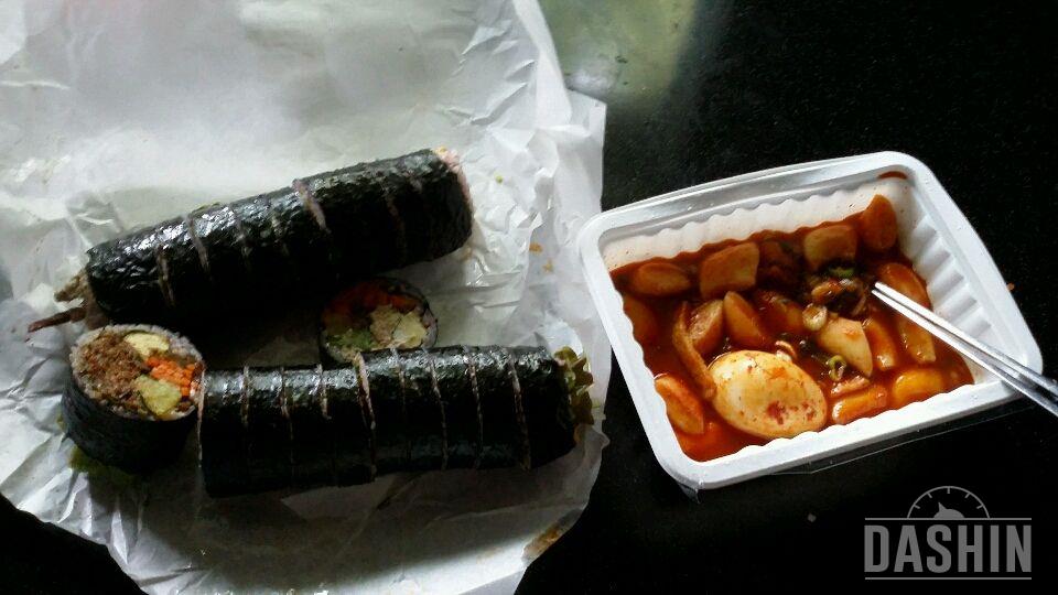 결국.떡볶이와김밥ㅋ