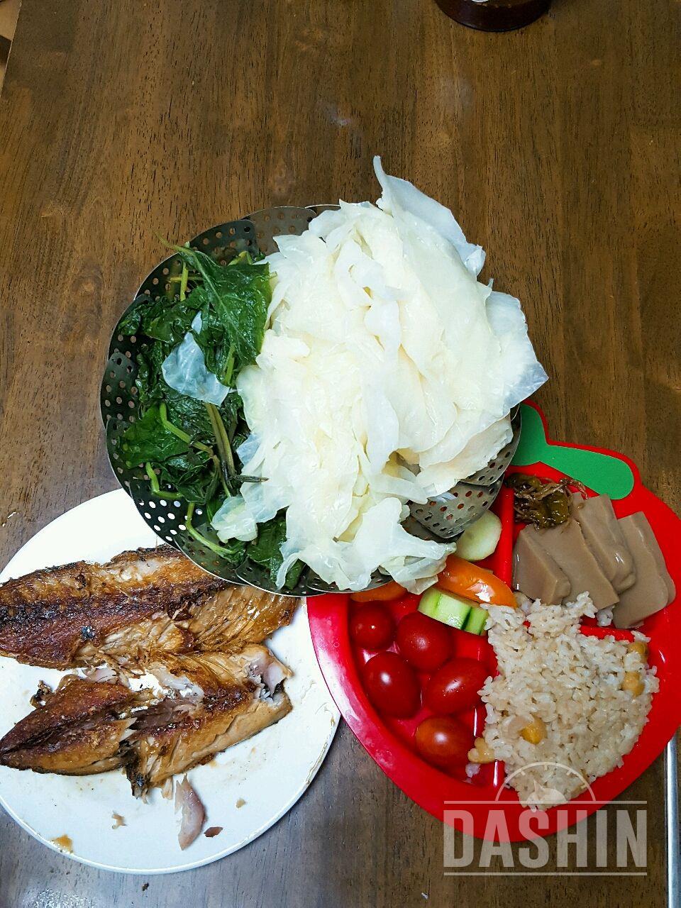 저번주에 점심부터 현미밥일반식으로했습니다