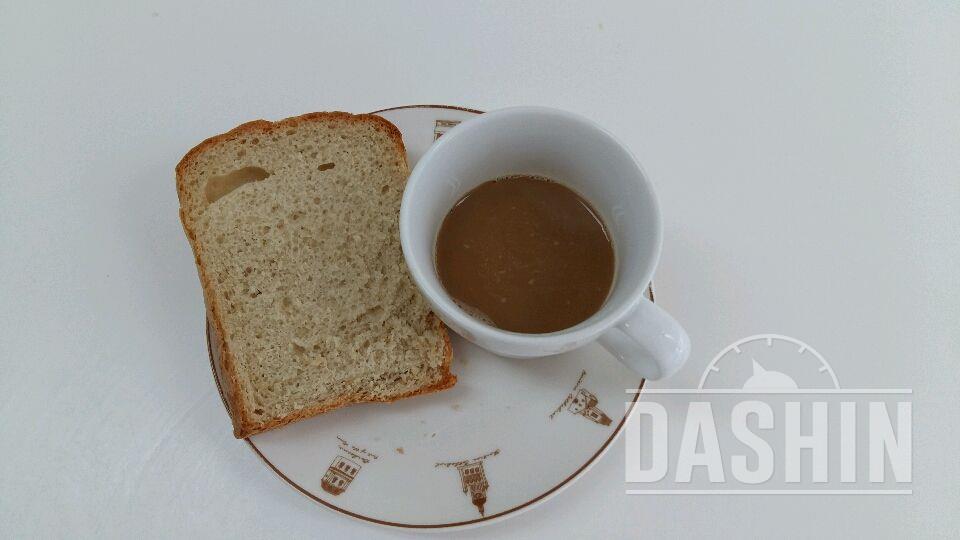 아침..오늘도 통밀식빵 한조각에 커피한잔