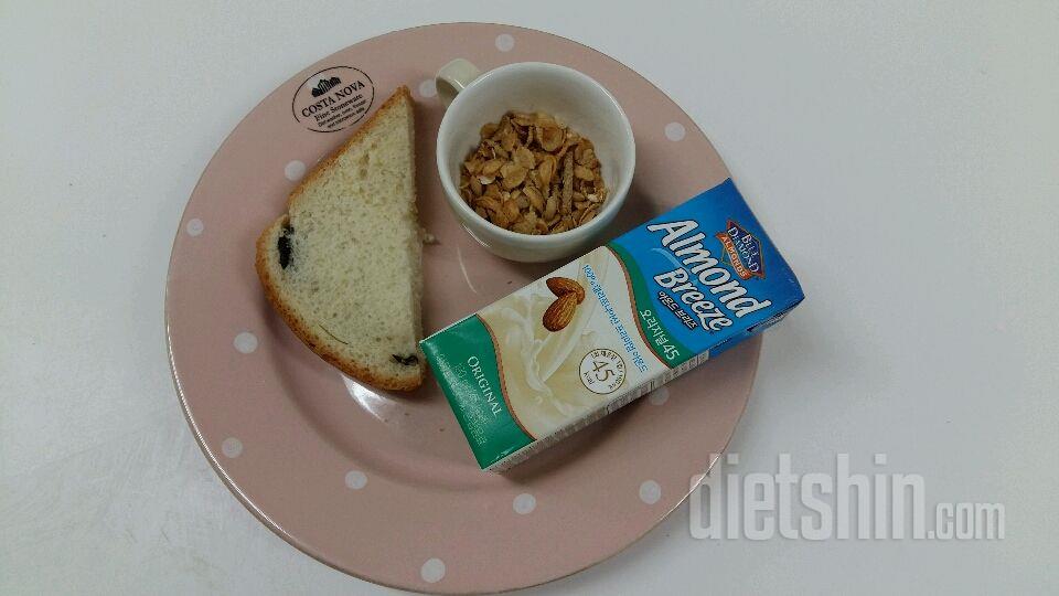 아침 아몬드브리즈+라이트시리얼+우리밀가지식빵
