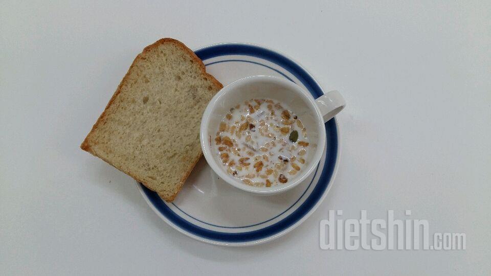 아침식단 통밀식빵 +라이트시리얼