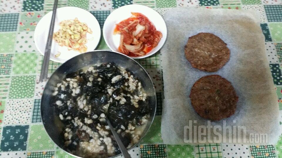 귀리미역국밥,떡갈비,콩나물무침,김치