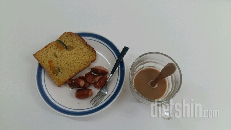 아침)통밀단호박식빵+비엔나+커피한잔