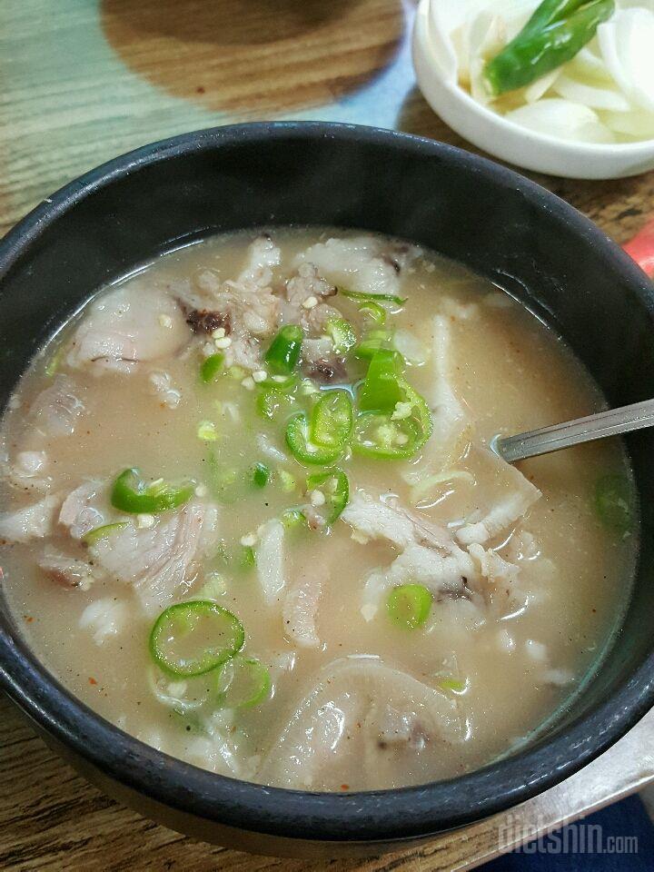 뜨끈한 돼지국밥~^^