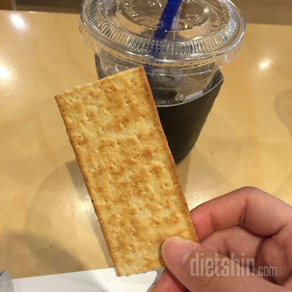 간식으로 미주라 소이아 크래커 먹는데 너무.. 맛있어여..🙊