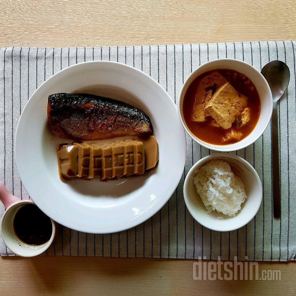 도토리묵 고등어구이 된장찌개에 밥 100그람