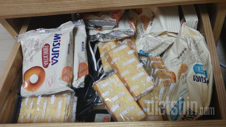 빵비스켓은 어찌 먹어야~