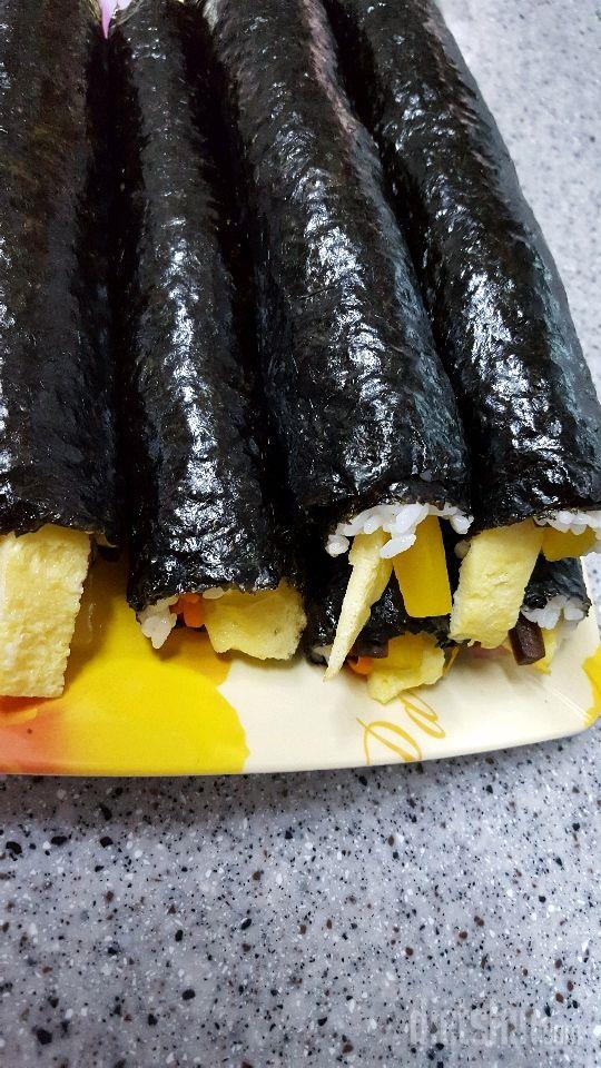 아침에 김밥이여~~