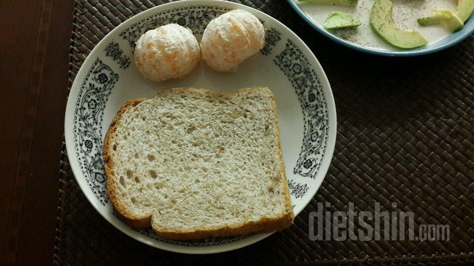 아침 아보카도 식빵