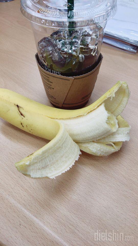 아침은 회사 오전식단 바나나!