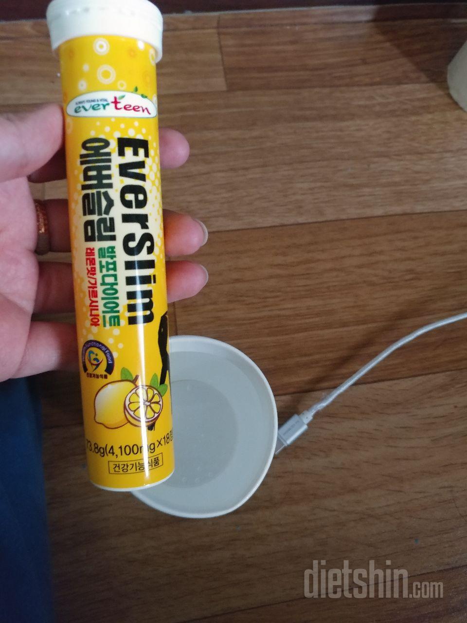 오자마자 뜯어서 하나 호로록~