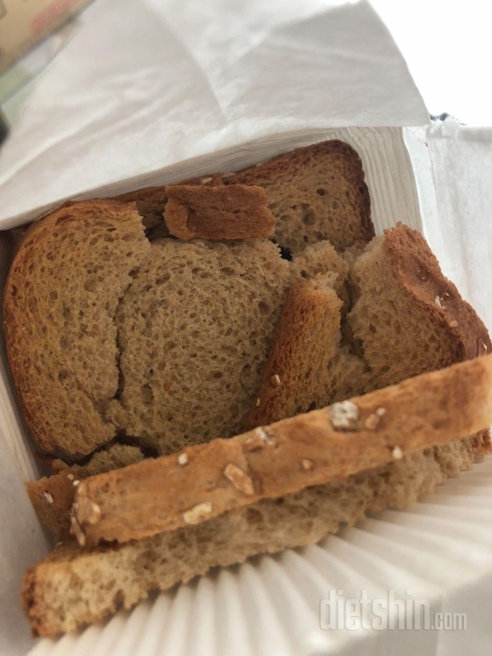 내용물이 다 부서져서 왔네요😂