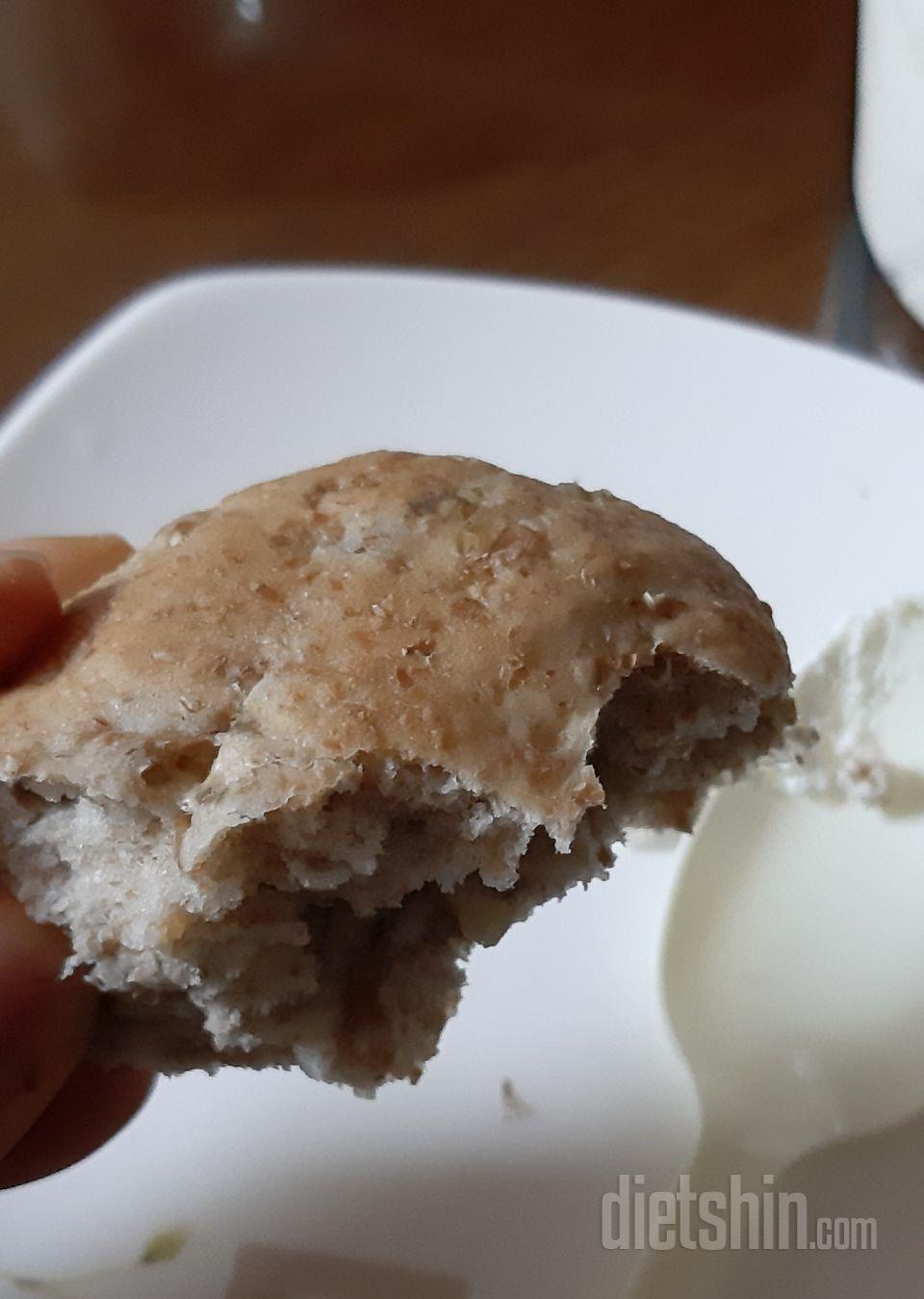 그릭요거트와 그대로 통물빵 사진에 담