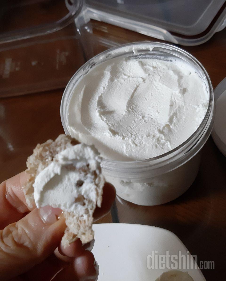 그릭요거트와 그대로 통물빵 사진에 담