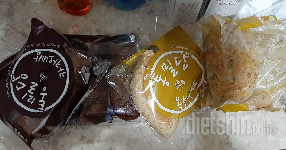 그릭요거트와 그대로 통물빵 사진에 담