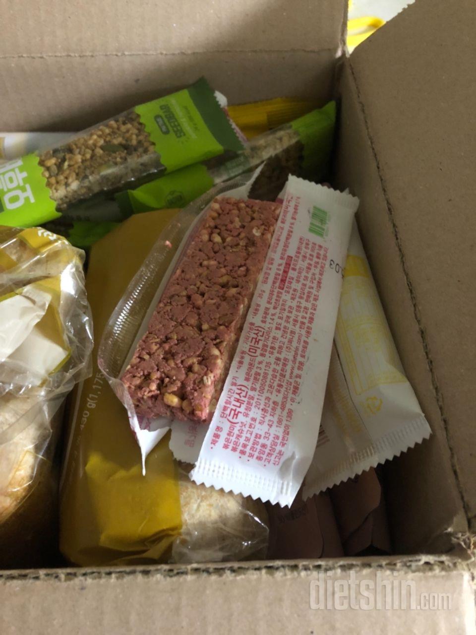 이렇게 터진채로 배송왔네요
누가먹던거