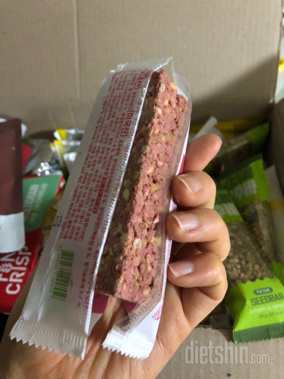 이렇게 터진채로 배송왔네요
누가먹던거