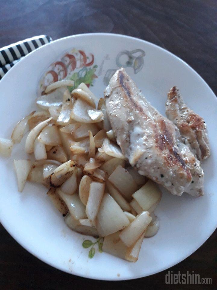 닭가슴살+볶은양파+마늘