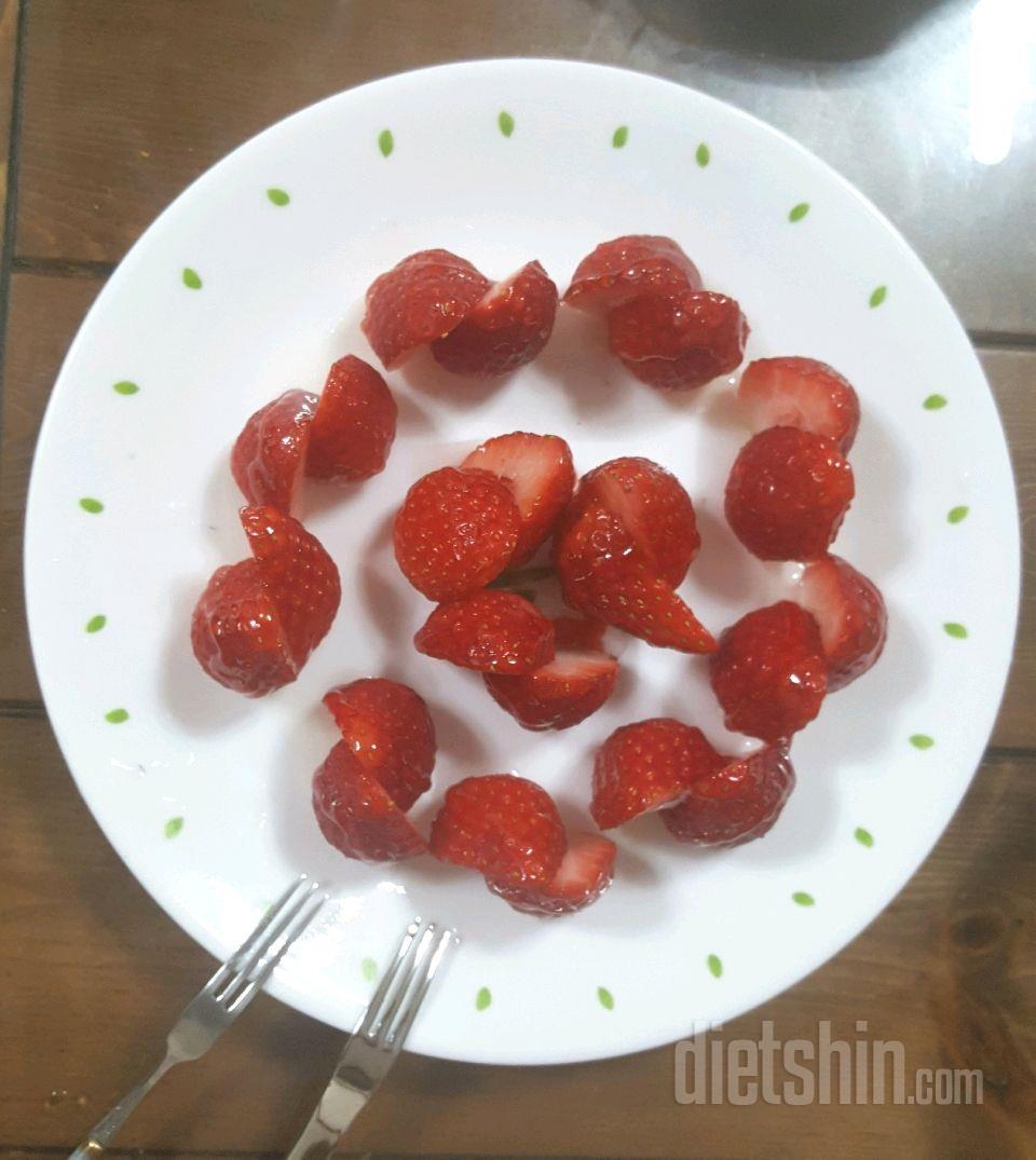 오전간식 딸기