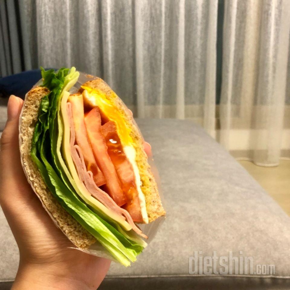 오자마자 바로 토스터기에 굽고 샌드위