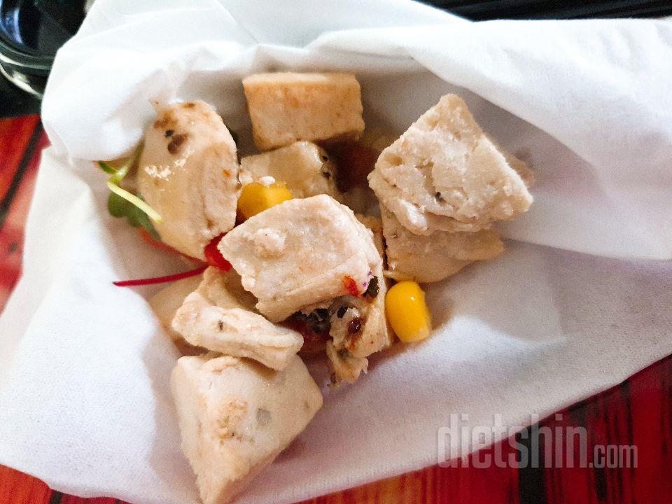 오늘 콥샐러드 먹어봤는데 괜찮아요
근