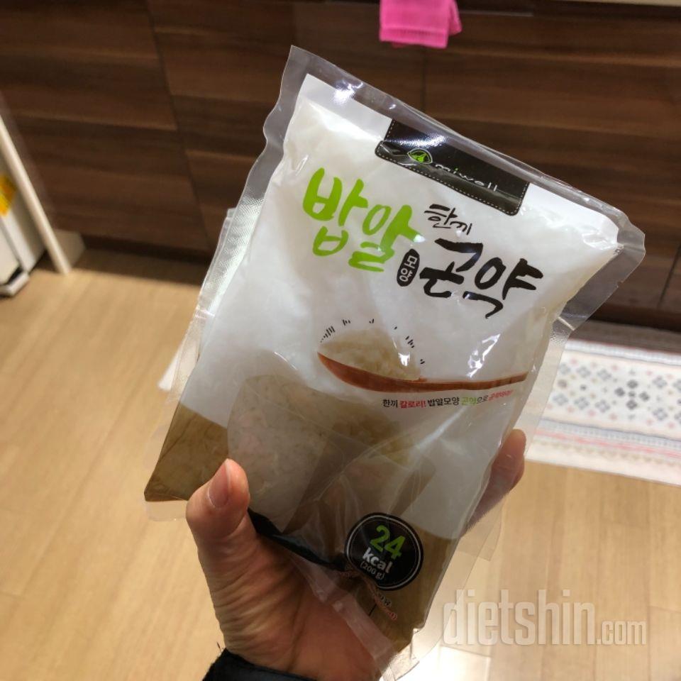 개봉하니깐 곤약 특유의 향..이 좀