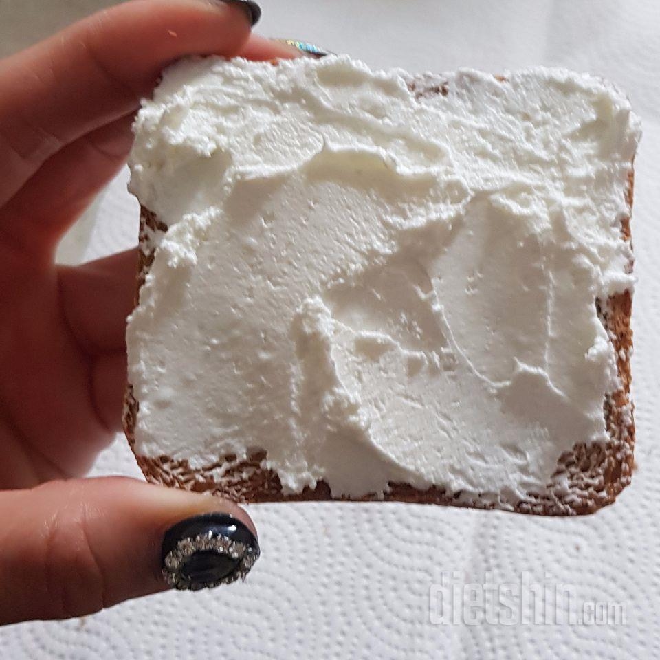 맛있어요.
요플레를 걸쭉하게 얼려서