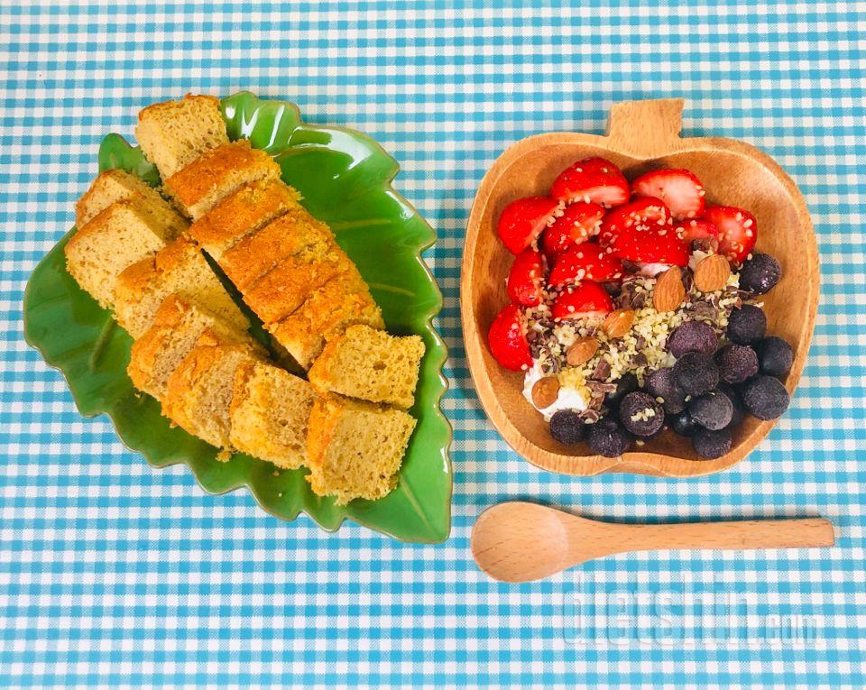 그릭요거트에 과일올려서 아침에 먹었어