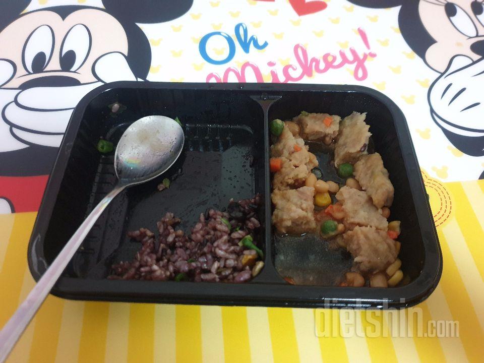 떡갈비에자꾸힘줄갔는데씹혀서 계속먹다가