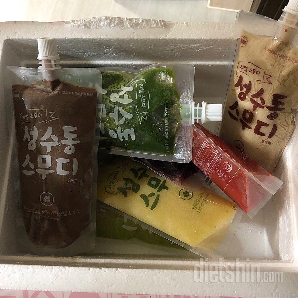 어제 도착해서 저녁에 먹었는데 초록색