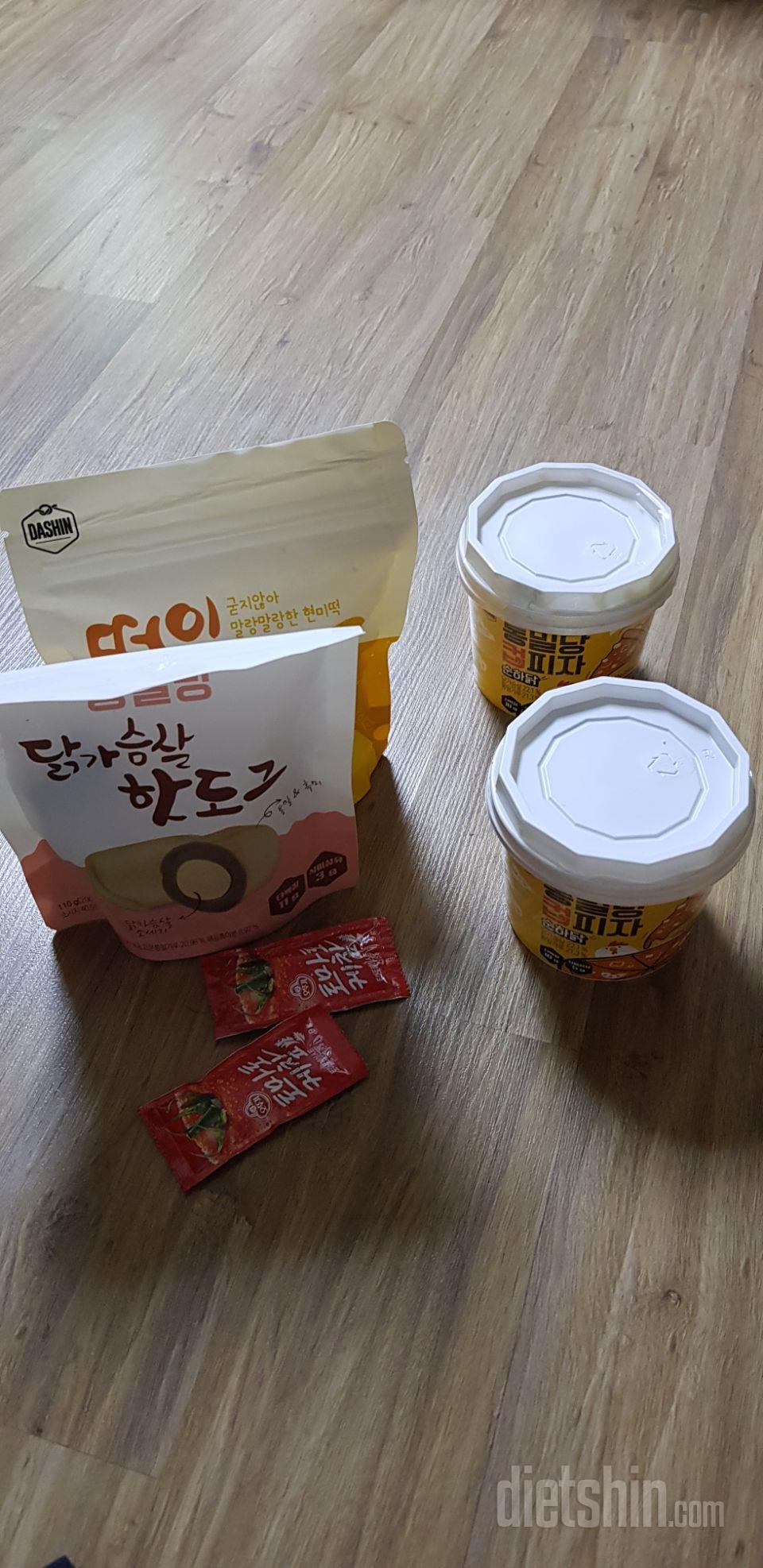 잘 받았어요 받자마자 컵피자 먹어봤는