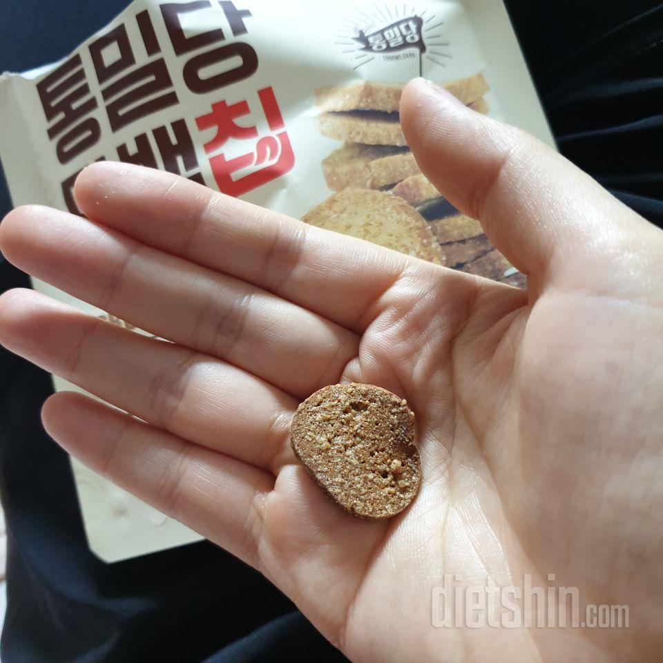 되게 작고 딱딱해요ㅋ빨리 사라지는 것