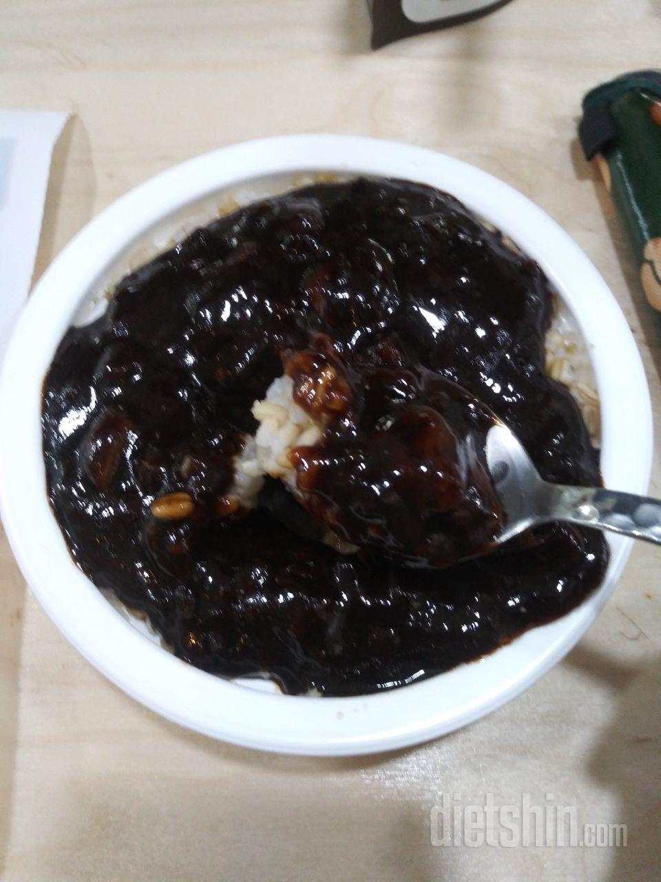 아임닭에서 나오는 짜장이랑 잘 어울려