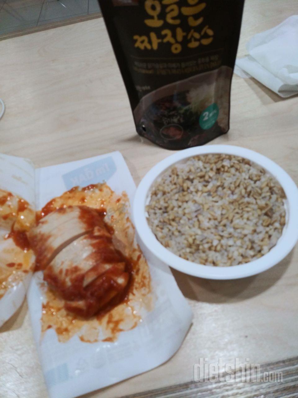 아임닭에서 나오는 짜장이랑 잘 어울려