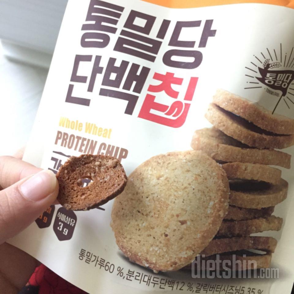 색이 생각보다 진한 갈색이고 크기는