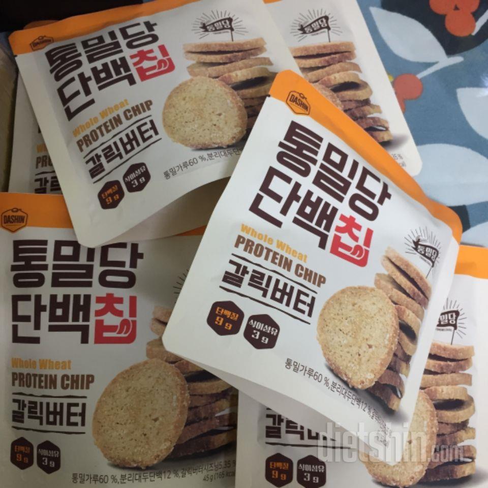 색이 생각보다 진한 갈색이고 크기는