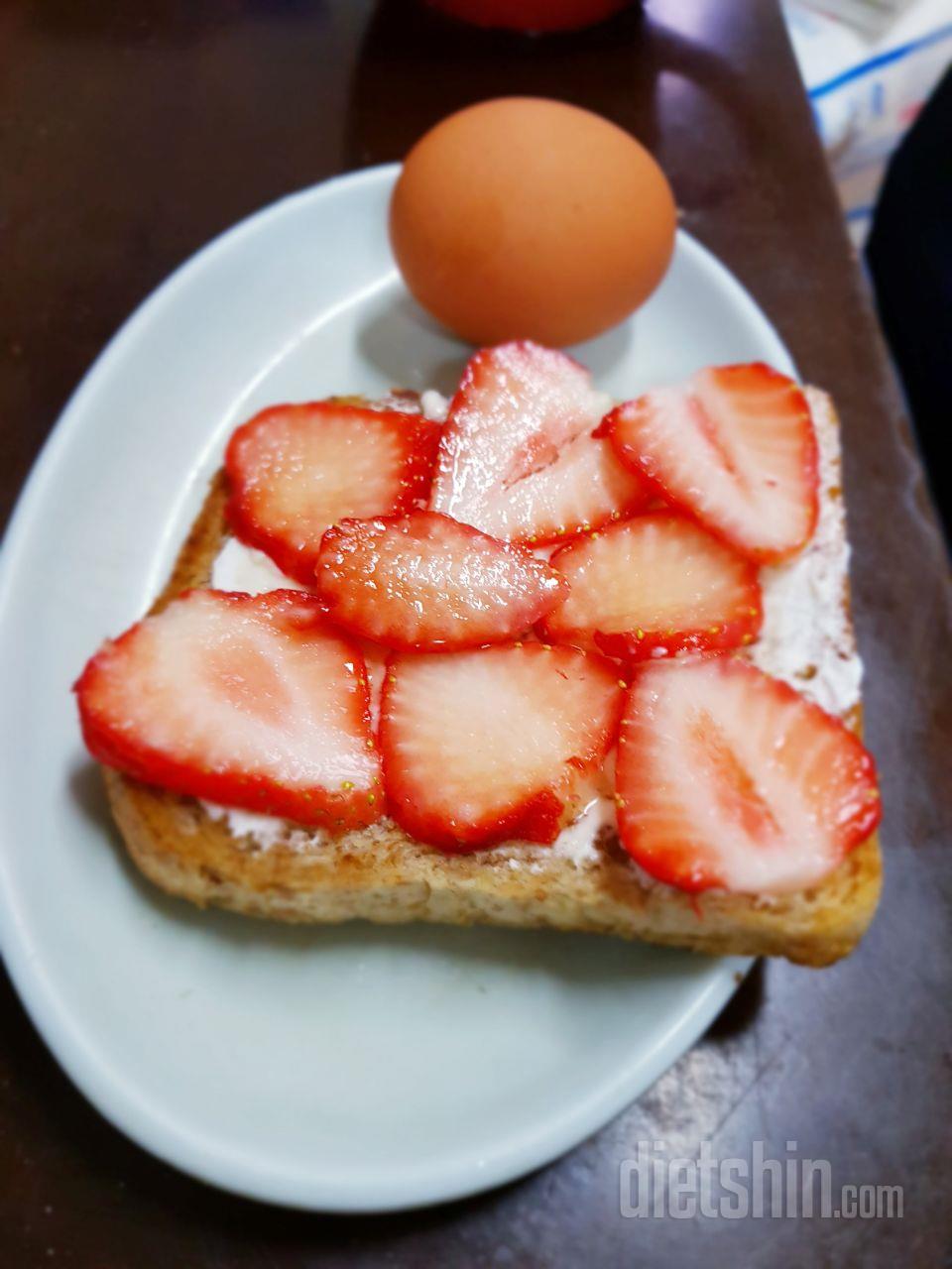 아침마다 통밀식빵에 요거트바르구 천연