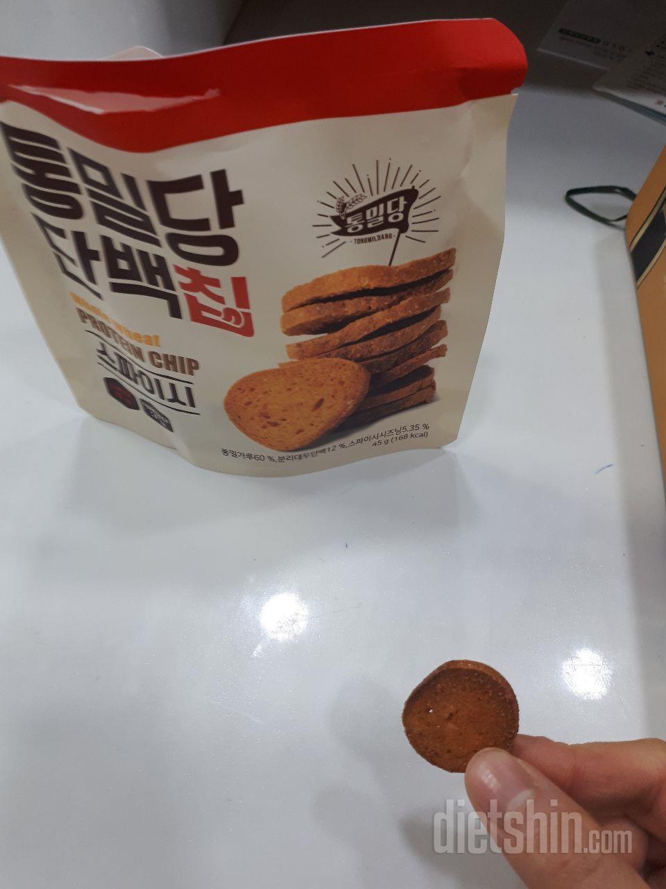 크기는 백원짜리만함
 꽤 딱딱하지만
