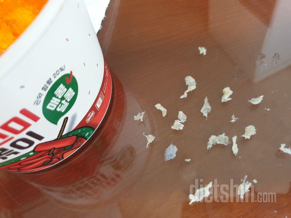떡볶이  떡에 이상한게 있어서 뱉어보