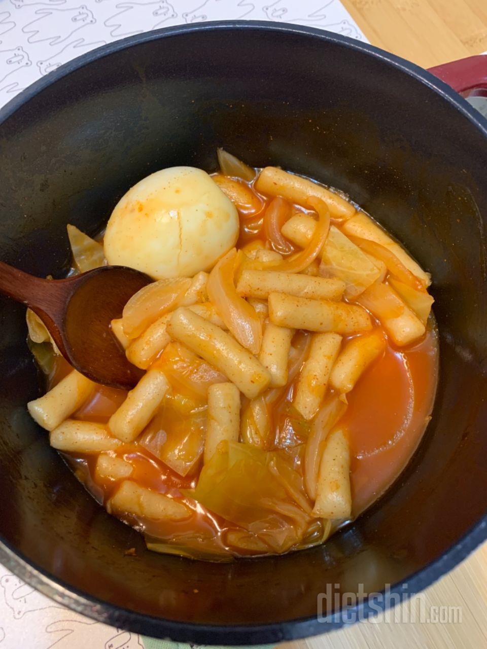 다이어트 시작하고 
떡볶이가 눈에 아