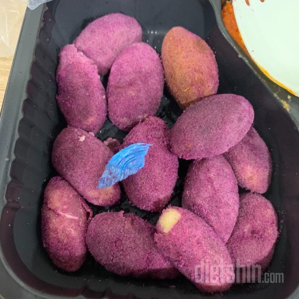 고구마 밑에 파란색 비닐이 깔려있었네