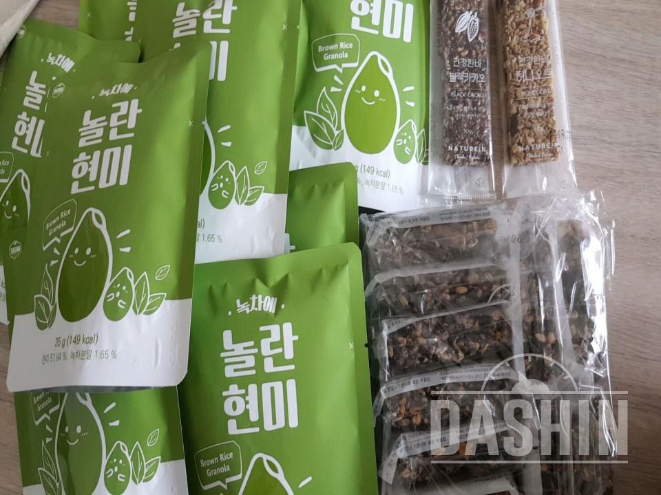리얼 견과류에요 맛볼겸 한개씩 사봤어