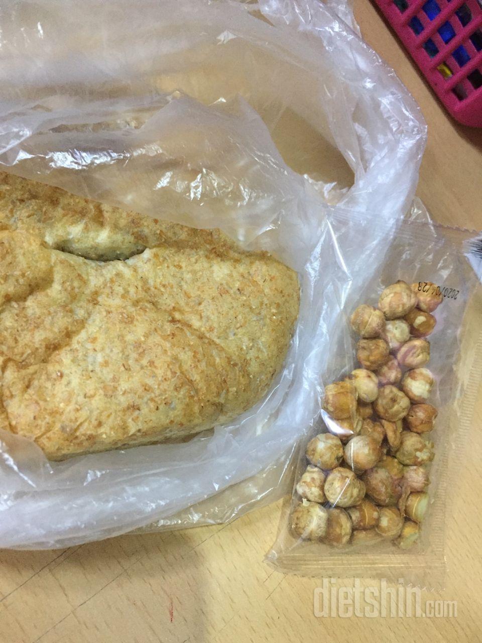빵은 부드럽진 않지만 씹을수록 고소하