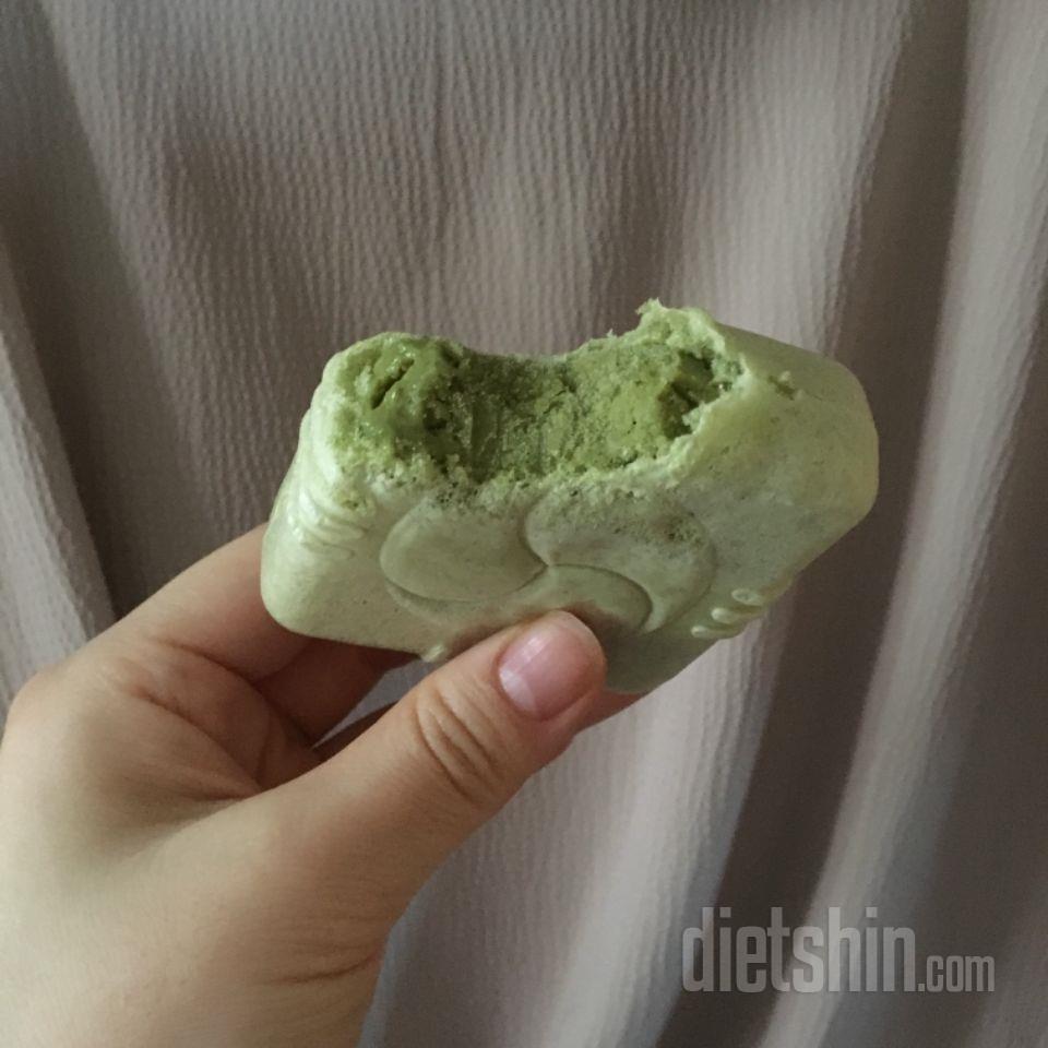 기대보다 좀 별로였어요
겉에 과자가