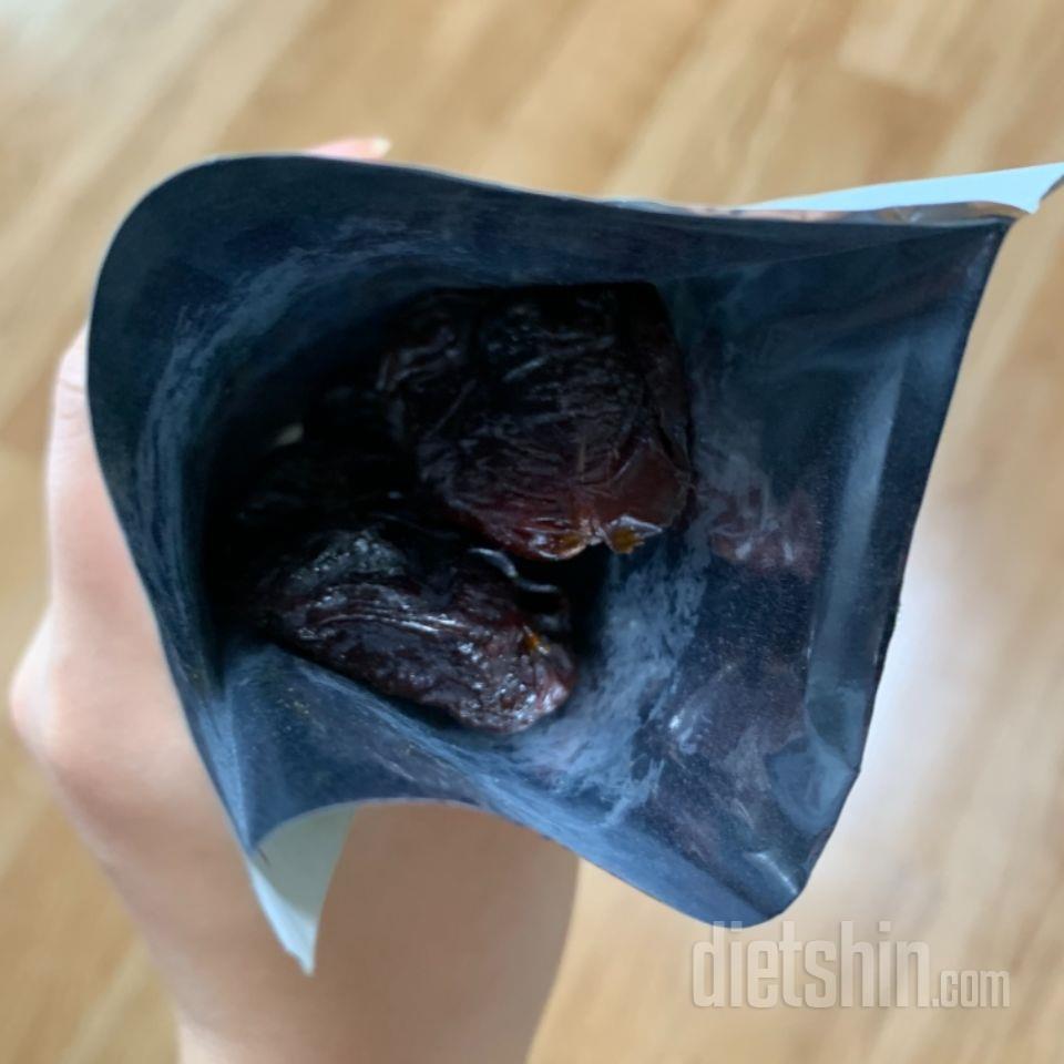 한 봉지씩 들고 다니면서 간식으로 먹
