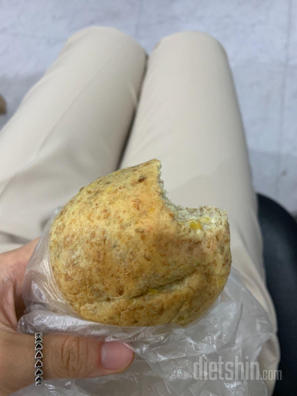 다른 통밀빵에 비해 밀도가 높아서 묵